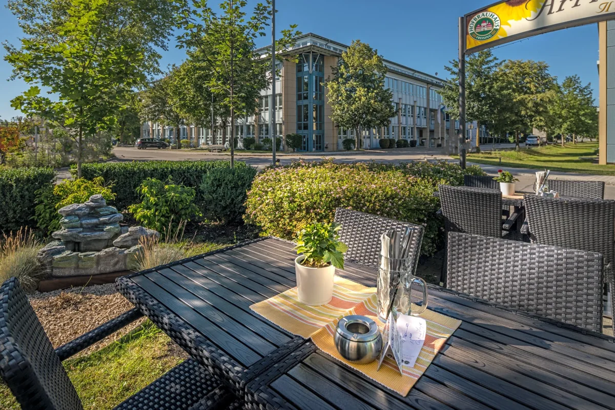 Blick vom Biergarten im Umfeld auf das PEGASUS-Gebäude