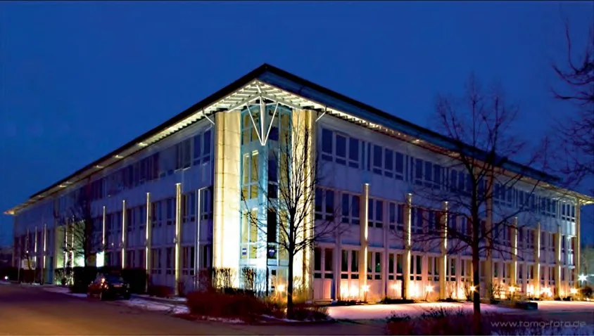 Beleuchtete Gebäudefront des PEGASUS bei Nacht