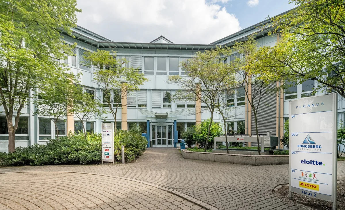 Vorplatz mit Mieterverzeichnis und den Namen der Hausmieter